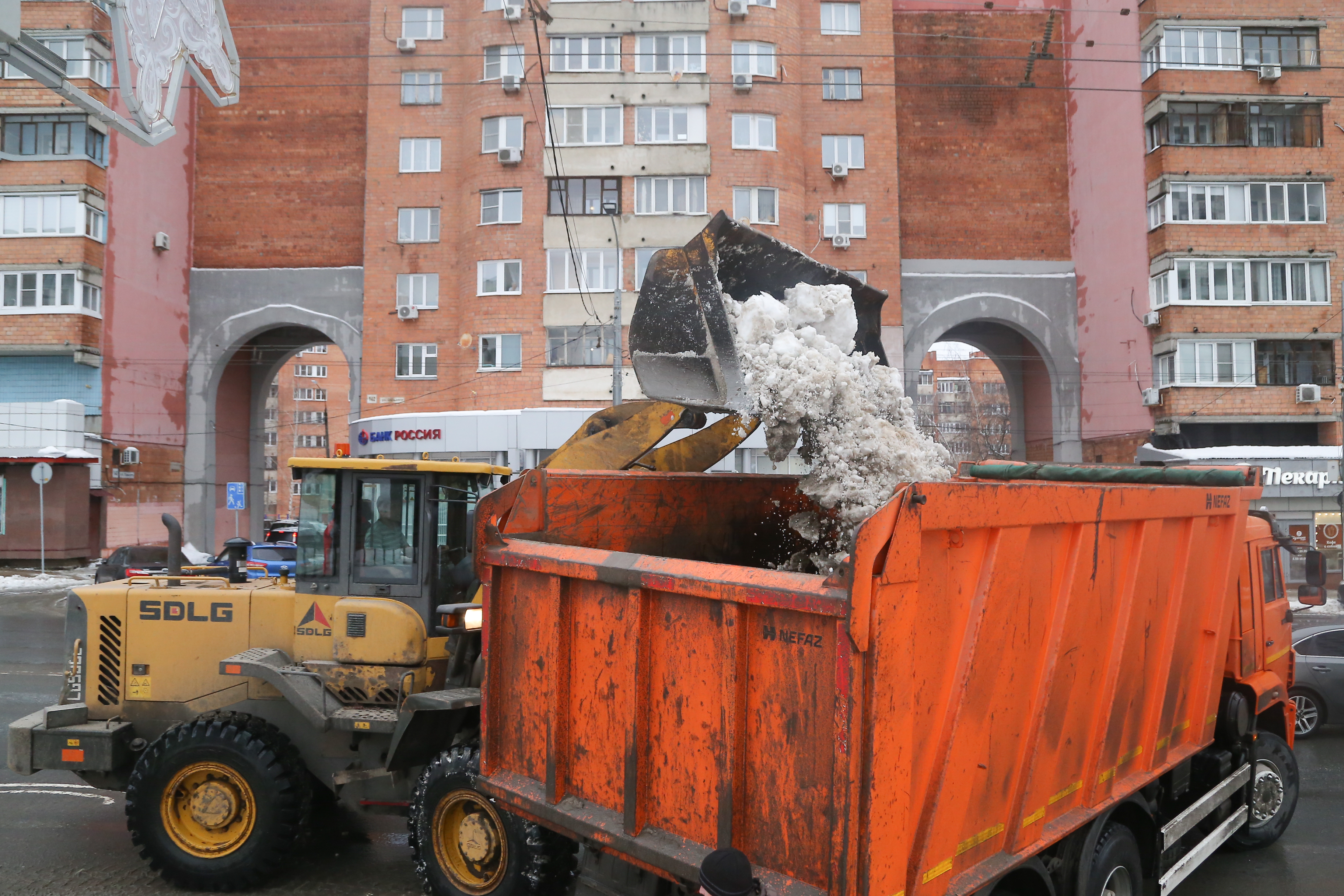 Около 5 тысяч дворников и дорожников убирают от снега Нижний Новгород в  декабре 2022