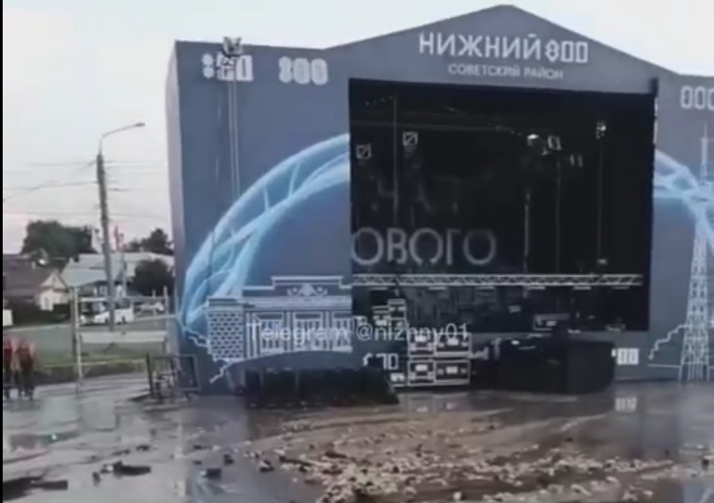 Сцену к юбилею Нижнего Новгорода затопило из-за прорыва трубы
