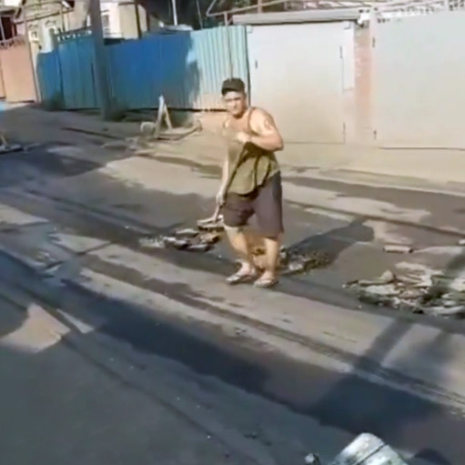 Местные жители самостоятельно отремонтировали яму на улице Нозадзе в Ростове