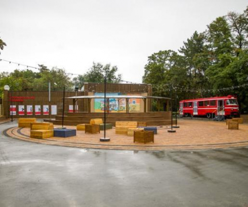 «Синара» благоустроила танцплощадку в парке Горького в Таганроге и установила ретро-поезд