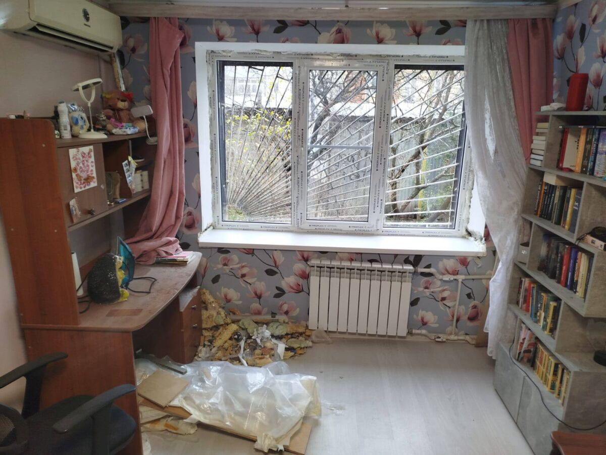 В Батайске восстанавливают жилье, пострадавшее от атаки дронов в октябре - фото 1