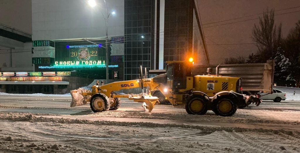 С улиц Ростова-на-Дону за минувшую ночь вывезли более 6 тысяч тонн снега - фото 1