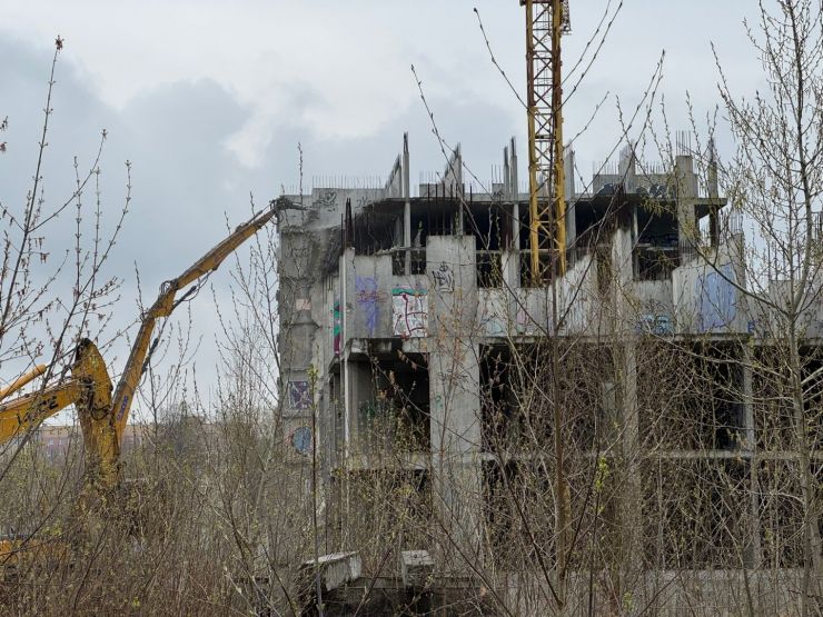Десятилетний недострой на Гончарова начали сносить в Нижнем Новгороде - фото 2