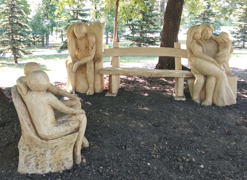 На территории парка Дружбы в Самаре в августе 2021 года появились деревянные скульптуры