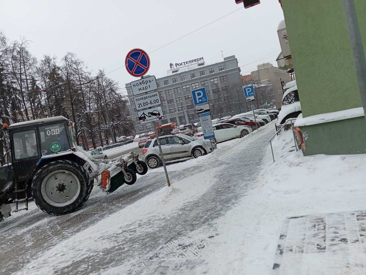 Трактор разбил фасад дома при уборке снега в центре Нижнего Новгорода - фото 1