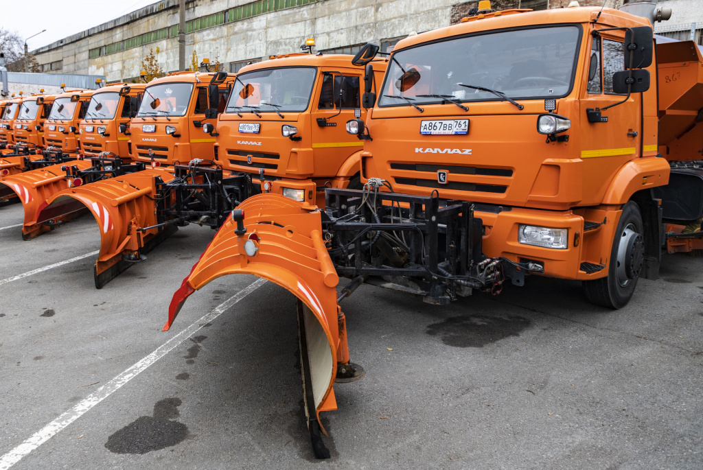 Порядка 60 спецмашин вышли на дежурство в Ростове для обработки дорог от гололеда - фото 1